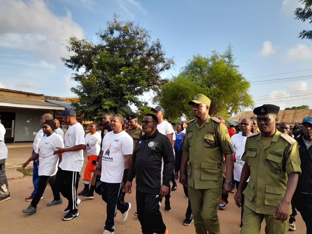 Mkuu Wa Mkoa wa Mtwara akiwa kwenye matembezi ya hisani