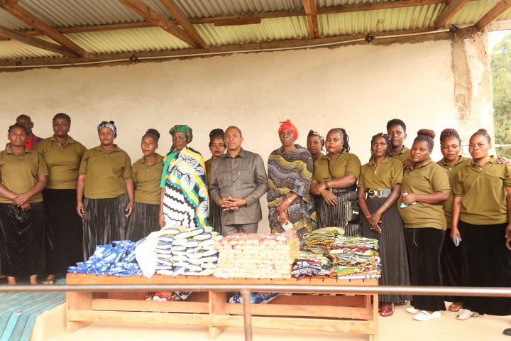 Waamini wa kanisa la Last Church of Tanzania Wakigawa bidhaa kwa wahitaji.