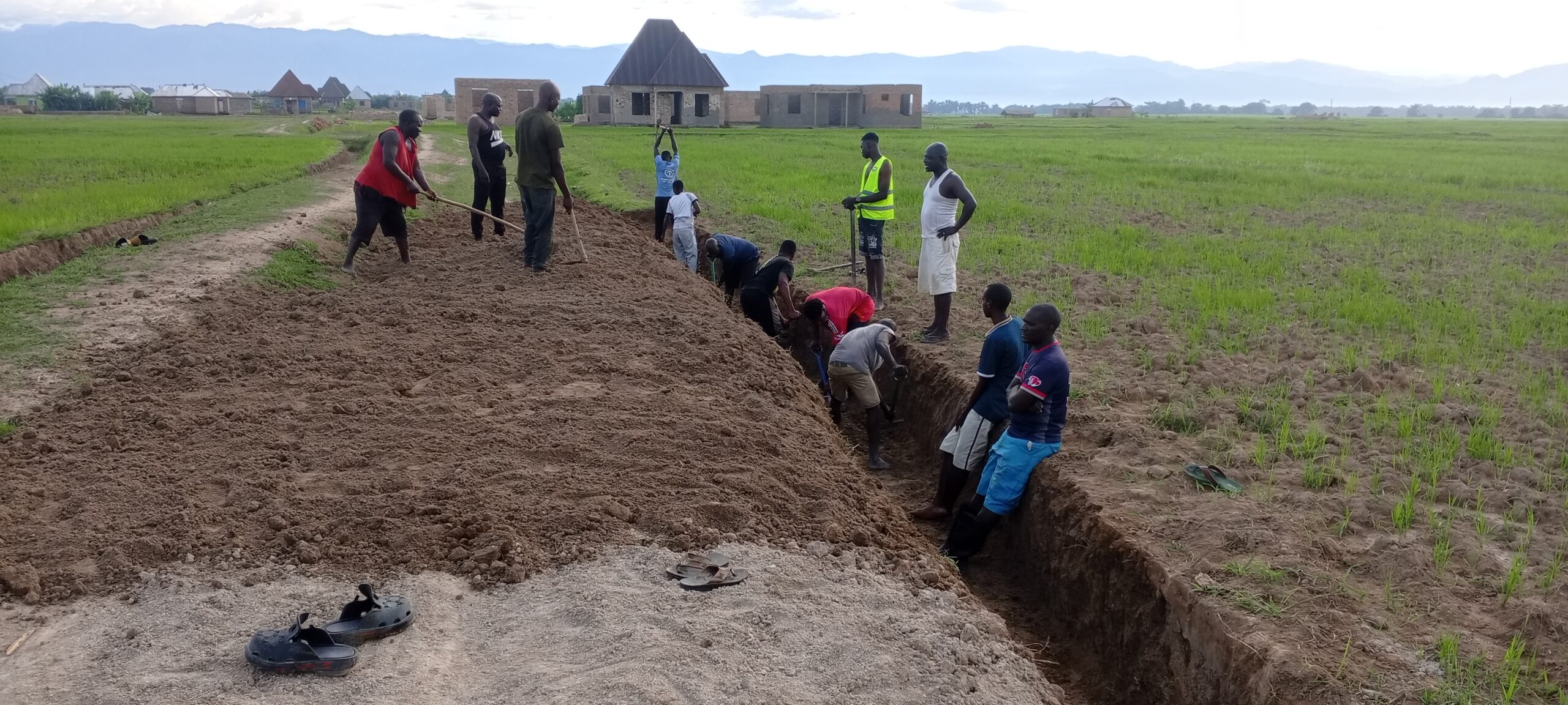 wananchi waungana kulima barabara za mtaa